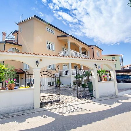 Apartments Villa Amfora ロヴィニ エクステリア 写真