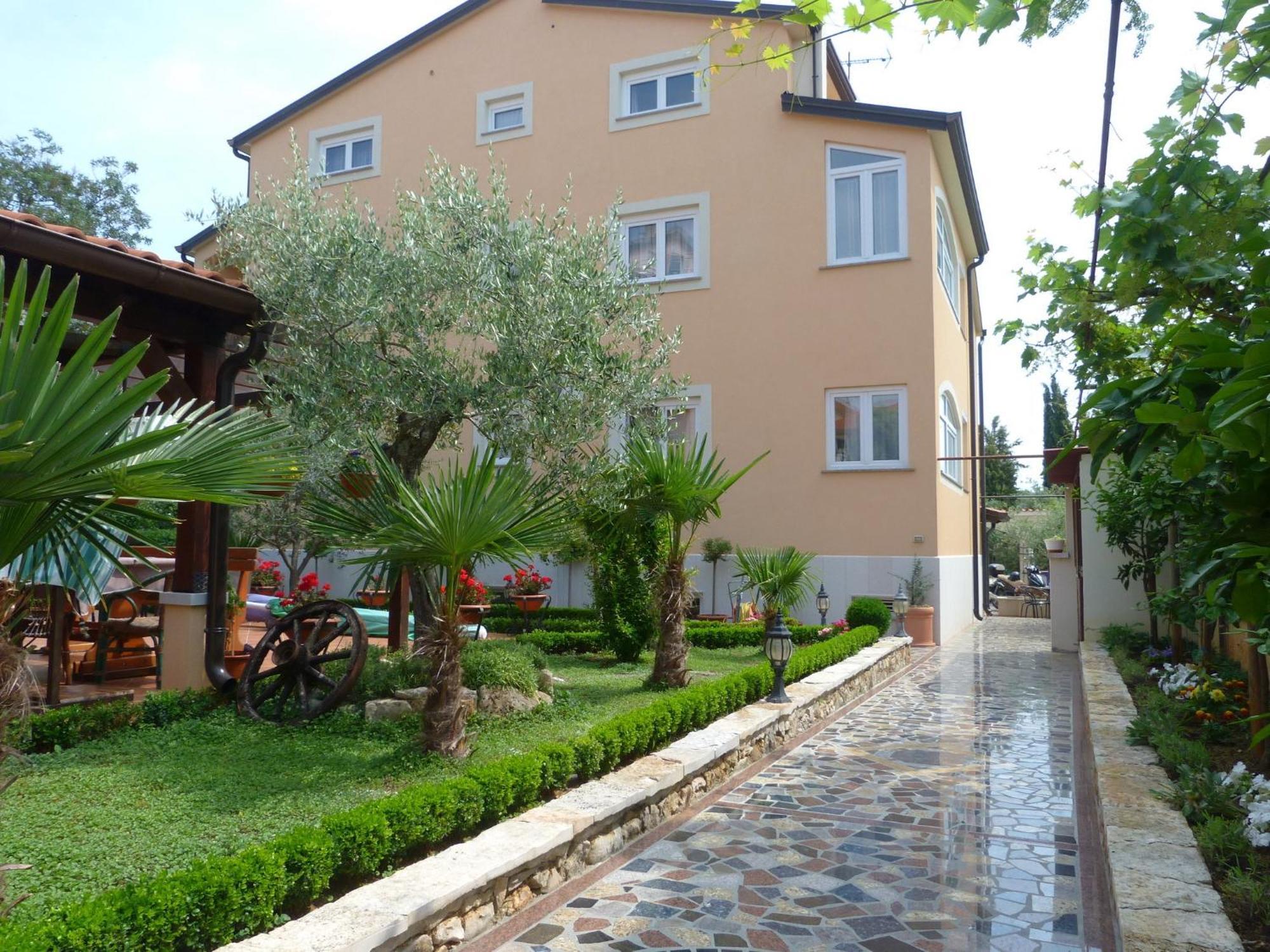 Apartments Villa Amfora ロヴィニ エクステリア 写真